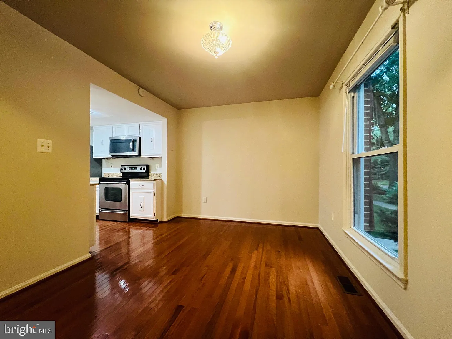 3 bed, 3.5 bath, 1954 sqft, $3,199 — Photo 3