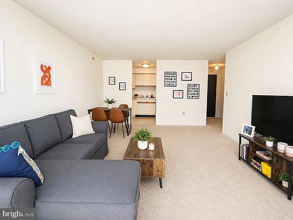 2nd image of 2020 Walnut St APT 8K