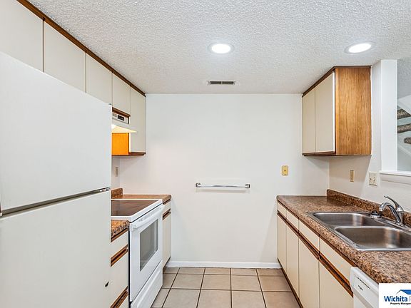 3rd image of 1450 S Webb Rd APT 320