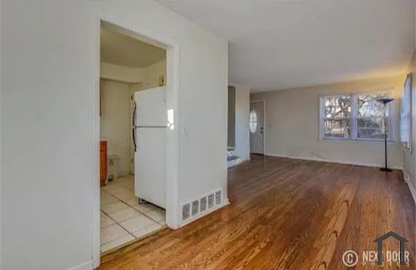 850 Center St — Photo 6
