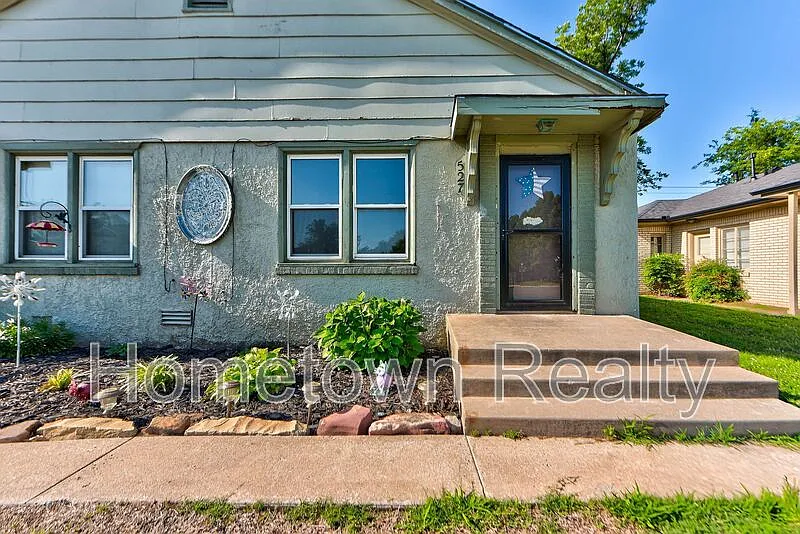 2 bed, 1.0 bath, 1748 sqft, $850 — Photo 2