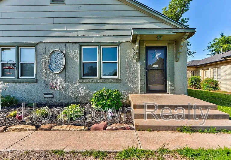 527 W Dill St — Photo 2