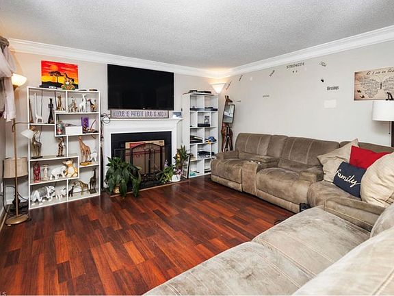 4th image of 8 Charity Ct