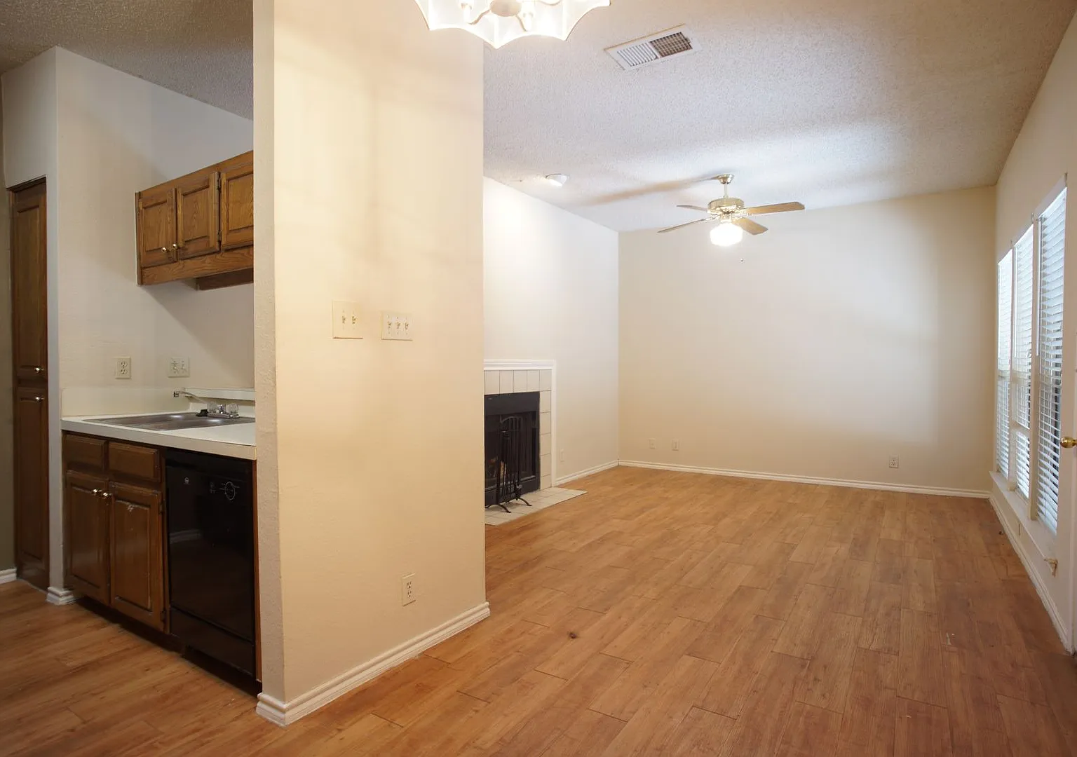Prelease 8/15/2025 2 Bed 2 Bath — Photo 3