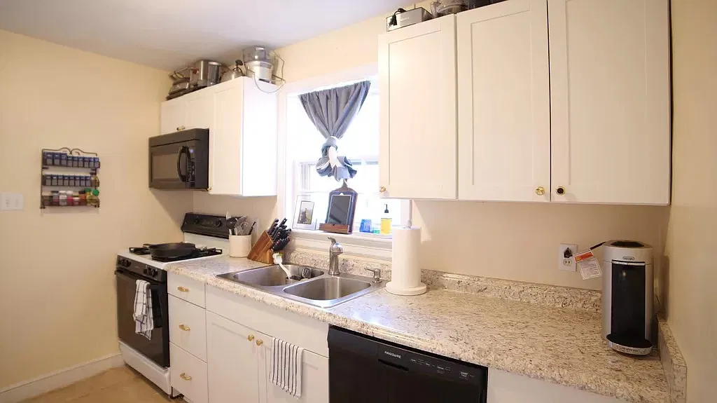 2 bed, 1000 sqft, $1,700 — Photo 3