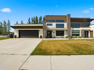 3968 Ivy Dr, Grand Forks, ND 58201