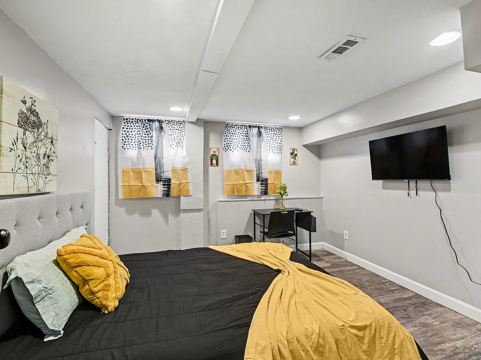 4 bed, 2.0 bath, 2200 sqft, $884 — Photo 1