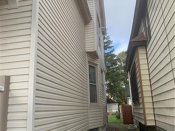 3rd image of 102 Urban St