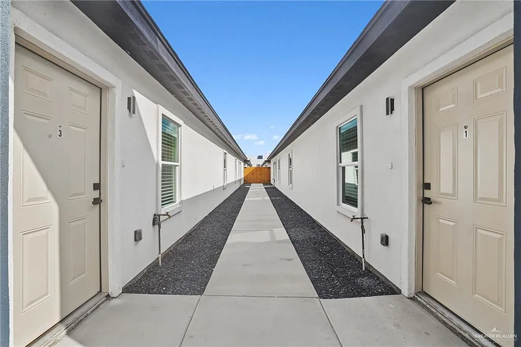 2 bed, 2.0 bath, 1050 sqft, $1,250 — Photo 2