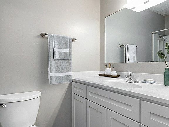 Deluxe Bathroom 3