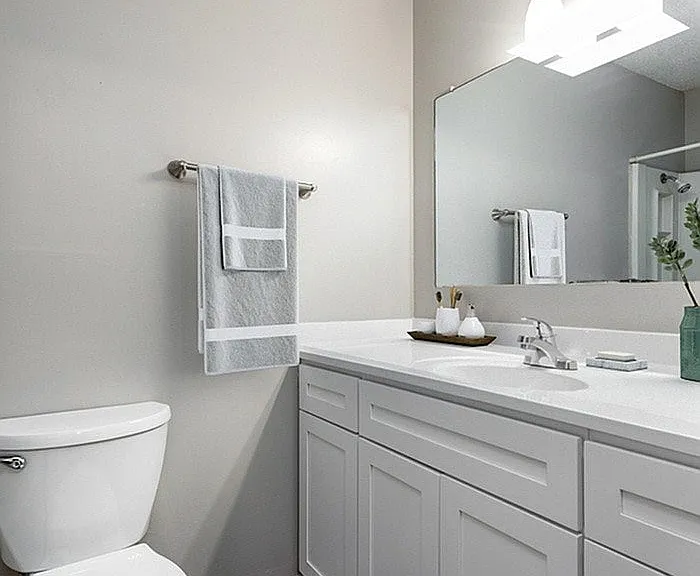 Deluxe Bathroom 3