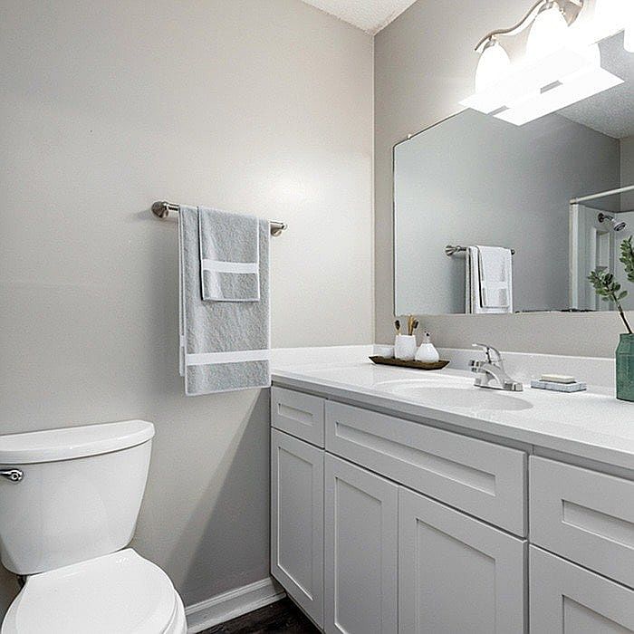 Deluxe Bathroom 3