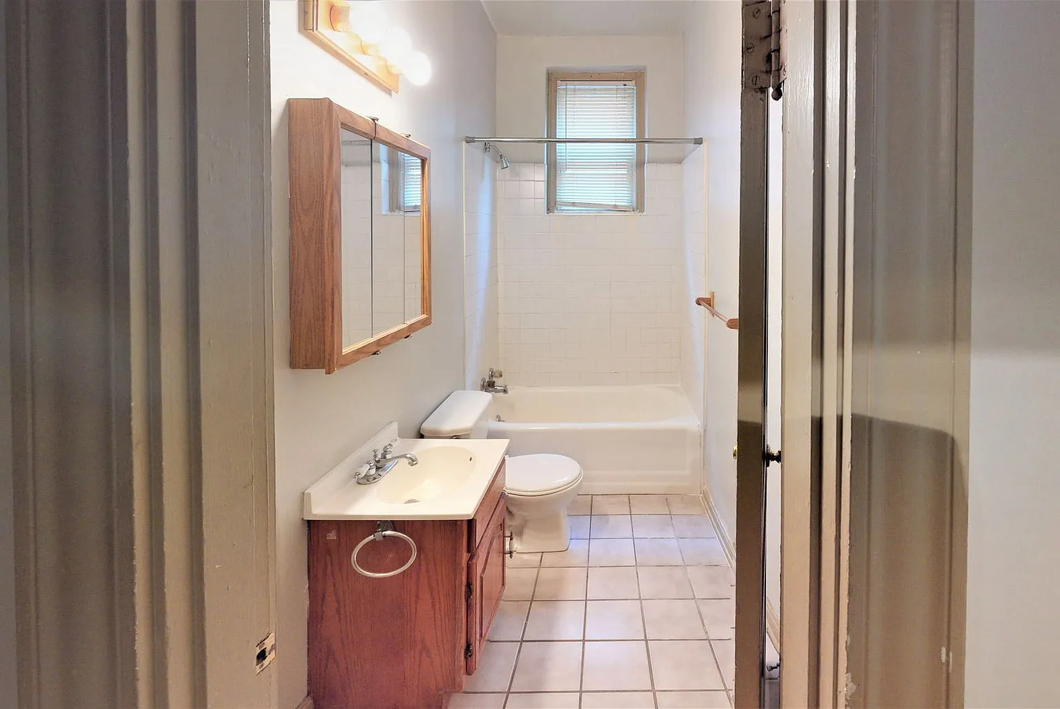 3 bed, 1.0 bath, $2,369 — Photo 4