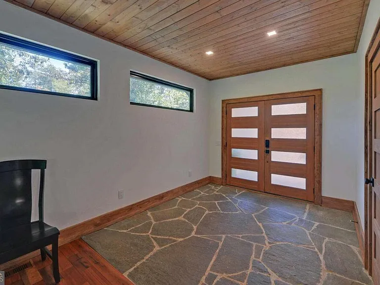 675 Freedom Heights Dr — Photo 2