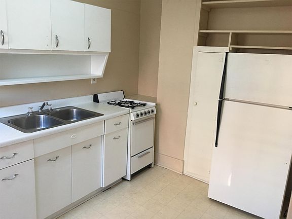4th image of 218 W Holmes St #1