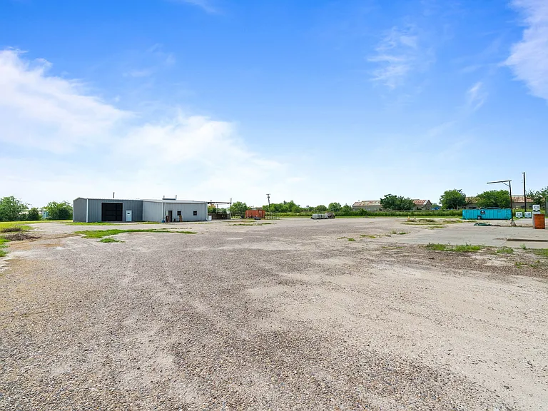2404 S US Highway 281 #1 — Photo 42