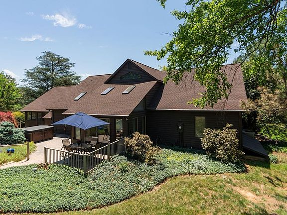 3rd image of 726 Ladd Rd