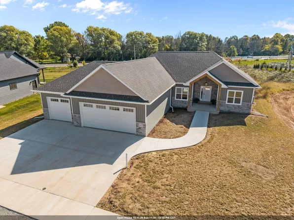 W5759 Roundstone Pl, Menasha, WI 54952