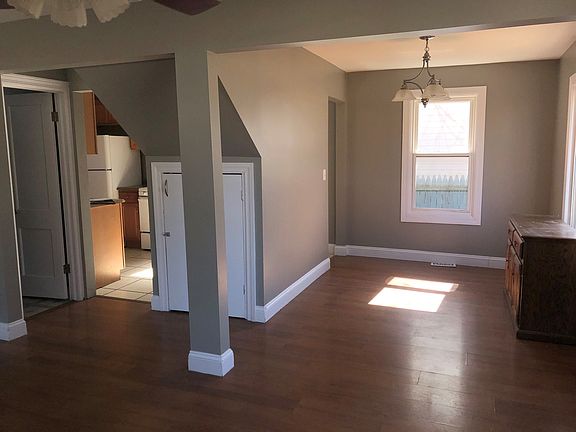 2nd image of 1313 N Hickory Ave