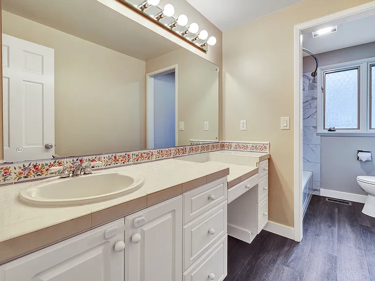 Full Bathroom - first floor near bedroom 2