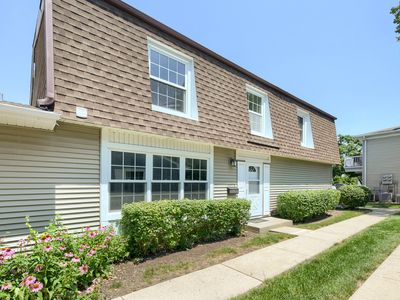 1477 Woodcutter Ln Unit B, Wheaton, IL, 60189