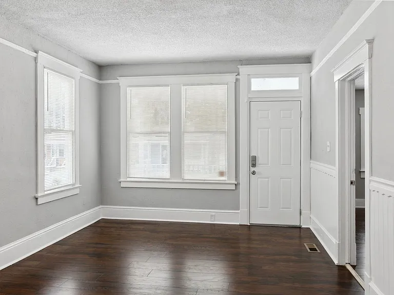 923 W Victory Dr — Photo 2