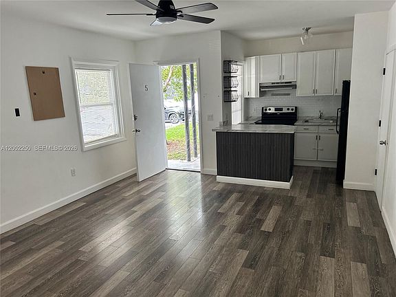 2nd image of 300 Sunset Dr APT 5