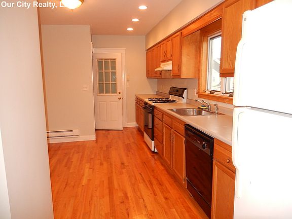 4th image of 18 Charlton St #2B