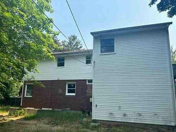 3rd image of 12 Arbor Ln