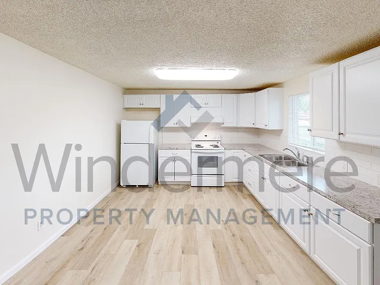 925 S College Ave — Photo 3