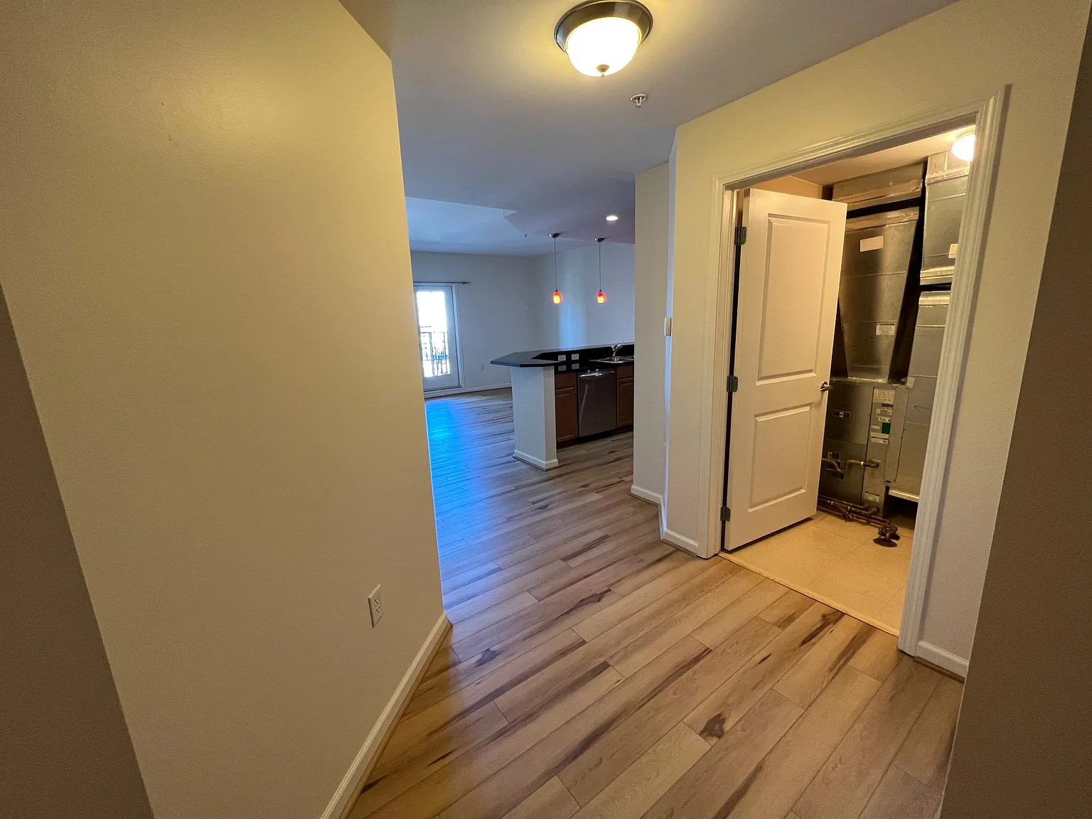 1 bed, 850 sqft, $1,695 — Photo 3