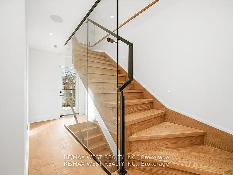 390 Saint Clarens Ave #UPPER — Photo 11