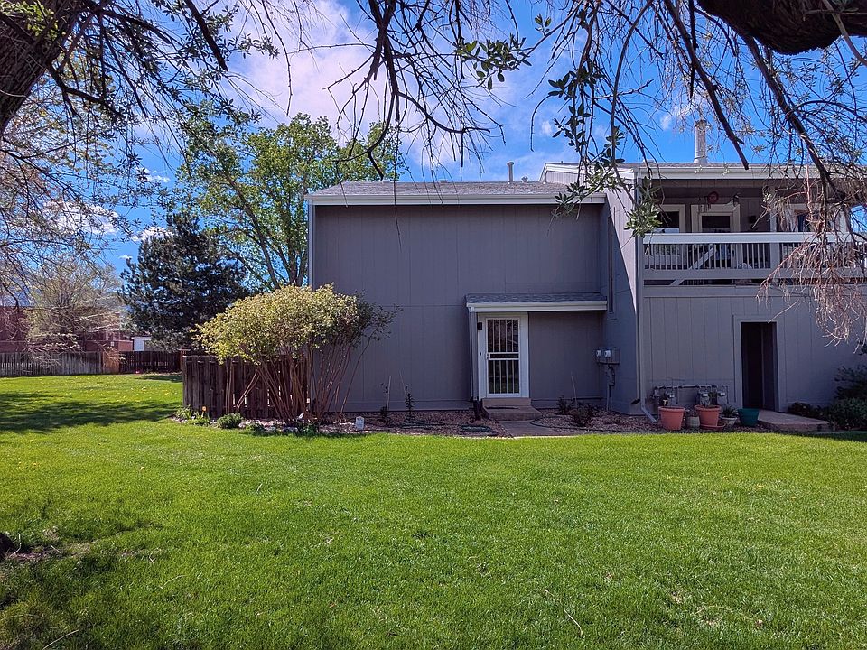 Huge 1/4 acre greenbelt surrounding this Amazing Townhome!