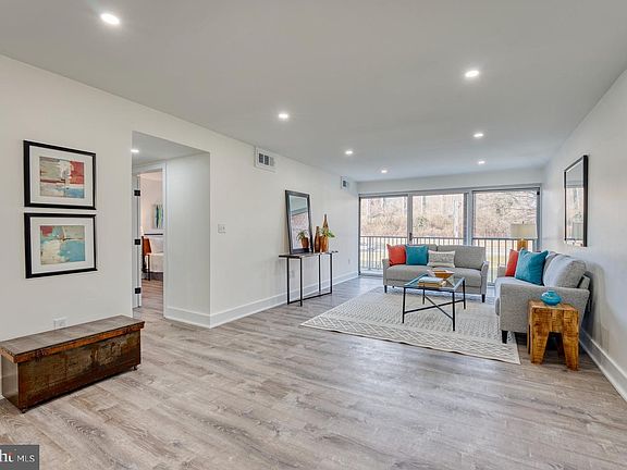 2nd image of 1300 Army Navy Dr APT 127