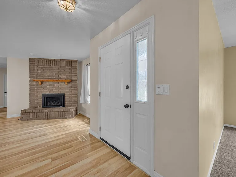 567 N Allanwood Pl — Photo 3