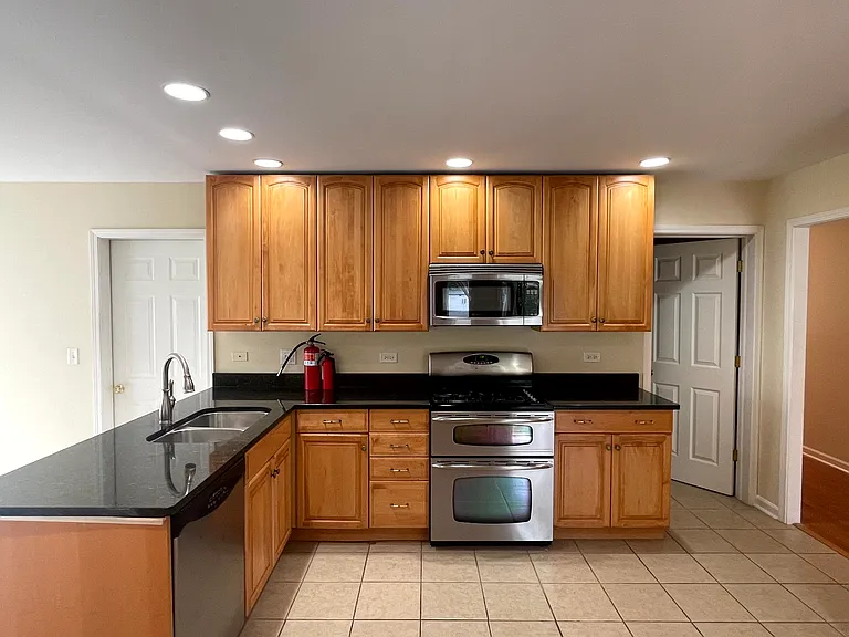 2S525 Lloyd Ave — Photo 18