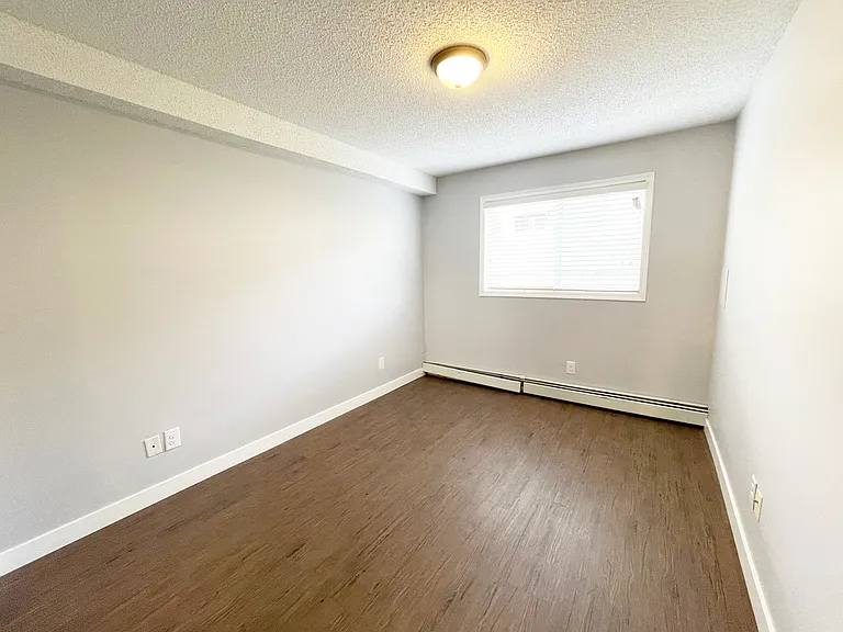 9501 Manning Ave — Photo 11