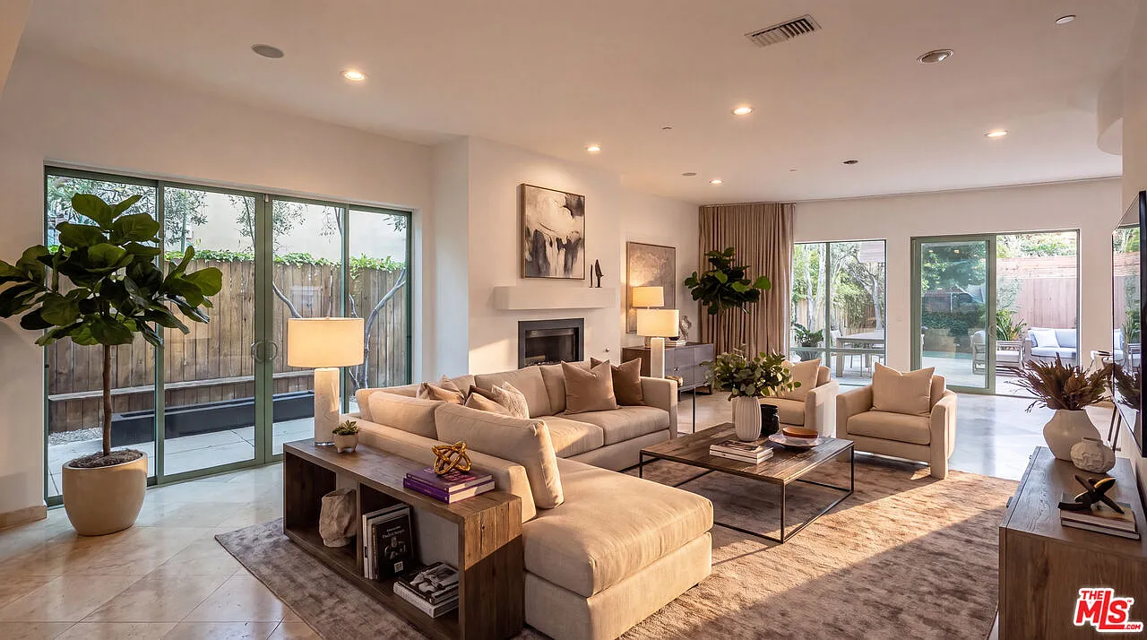 5 bed, 4.5 bath, 4200 sqft, $34,000 — Photo 4