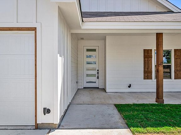 4th image of 1104 Boone St
