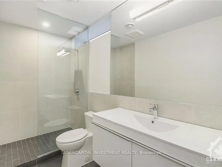 16B Chapleau Ave — Photo 6