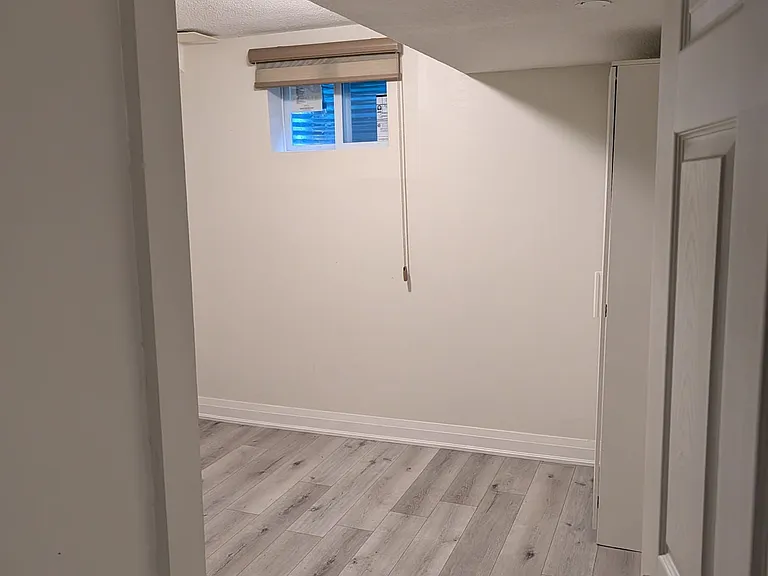 6393 Chaumont Cres — Photo 11
