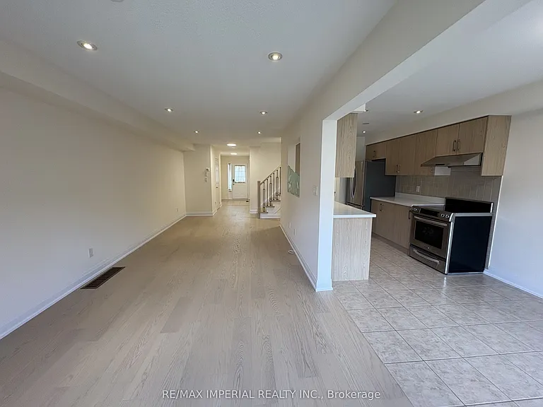 70 Maffey Cres — Photo 3