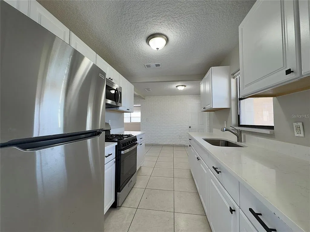 3 bed, 1.5 bath, 1782 sqft, $2,150 — Photo 3