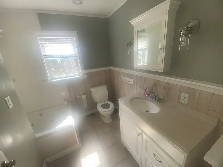 1668 N Longview St — Photo 3