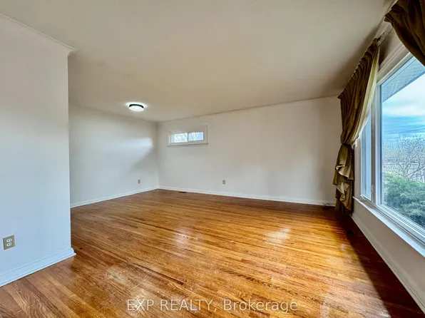 29 Bayview Pkwy, Newmarket, ON L3Y 3W2