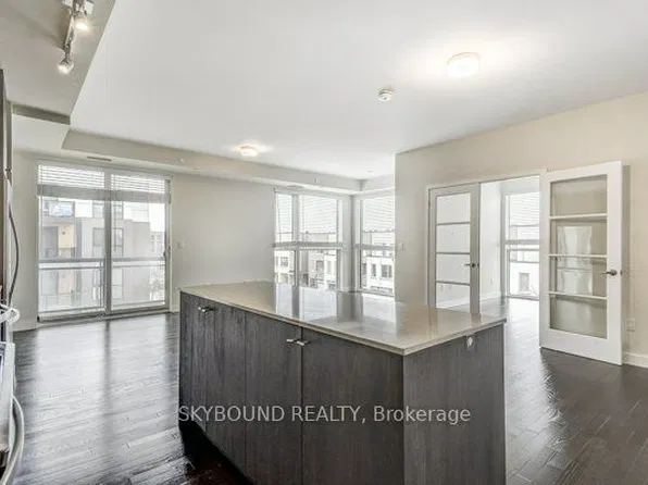 210 Sabina Dr #312, Oakville, ON L6H 0W6