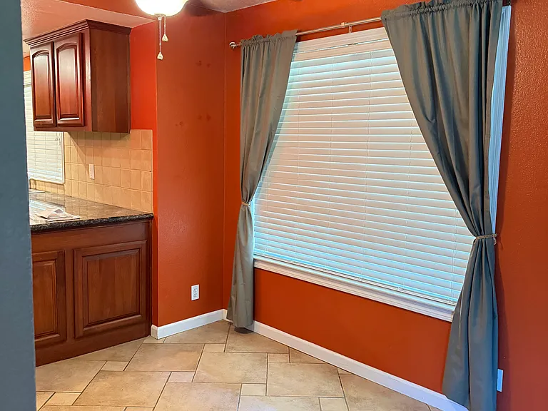 1952 Hacienda Dr — Photo 2