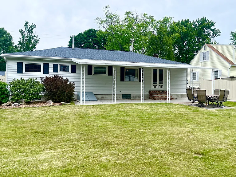 218 Lynnhaven Dr — Photo 2