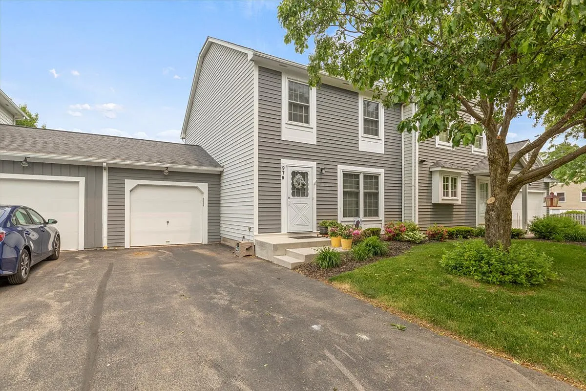 3 bed, 1.5 bath, 1360 sqft, $2,495 — Photo 1