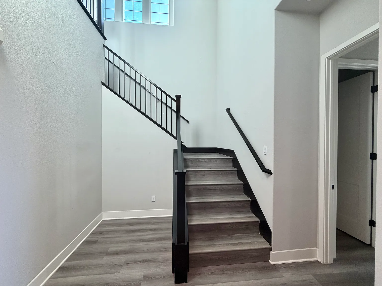 4 bed, 2672 sqft, $4,100 — Photo 3